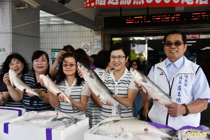 恆春姊妹鎮「布袋」送暖，3千烏魚分送弱勢、關懷據點加菜。（記者蔡宗憲攝）