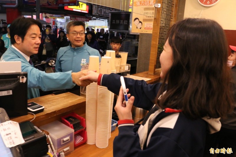 賴清德陪蔡其昌在大甲夜市掃街拜票。（記者張軒哲攝）