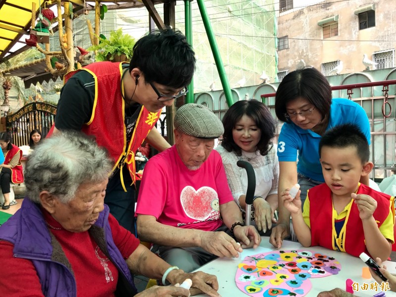 92歲老兵鄭學錦（前左3）走過戰亂更懂惜福，現在以當志工為樂。（記者洪臣宏攝）