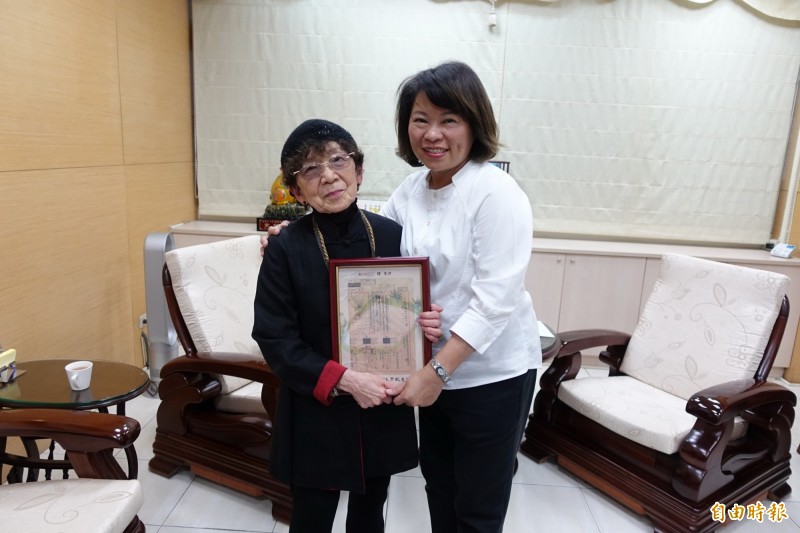 嘉義市長黃敏惠（右）將日治時期的戶籍謄本，送給松川阿嬤（左）。（記者丁偉杰攝）