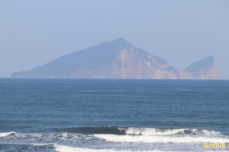 宜蘭縣精神象徵龜山島，明起將開始「冬眠」，封島3個月。（記者林敬倫攝）