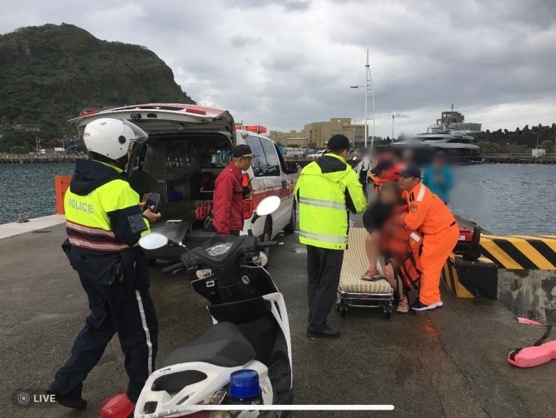 65歲婦人失足跌落漁港 海巡官兵馳援10分鐘救起