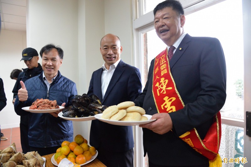 韓國瑜端著馬祖淡菜，與連江縣長劉增應（左）、立委陳雪生（右）合照。（記者許麗娟攝）