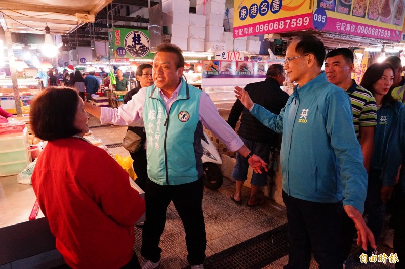 蘇震清下午和前行政院長游錫堃到東港華僑市場拜票。（記者陳彥廷攝）