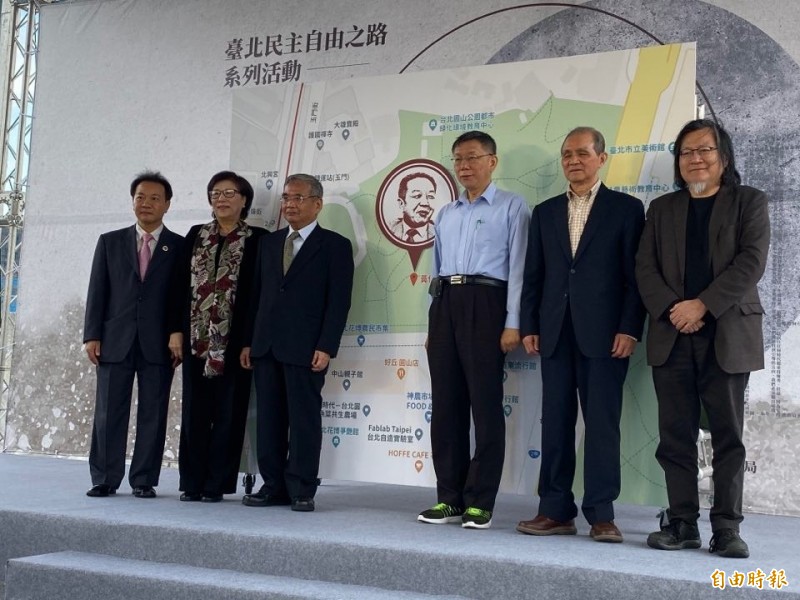 台北市長柯文哲（右三）、台灣研究基金會董事長黃煌雄（右二）、前都發局長林洲民（右一）參加黃信介紀念活動。（記者楊心慧攝）