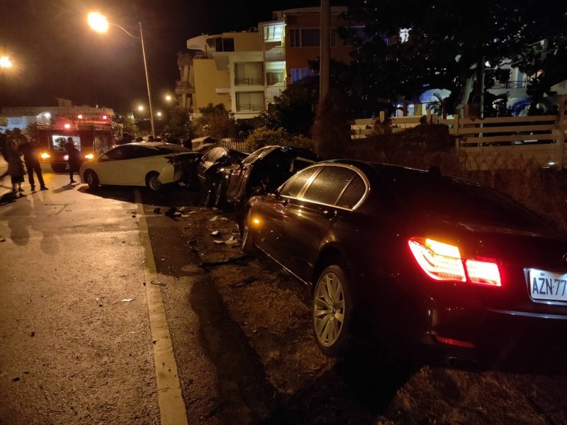 墾丁大7女駕駛疑恍神撞路旁5車，其中還有保時捷。（記者蔡宗憲翻攝）