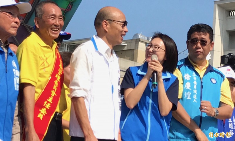 國民黨總統候選人韓國瑜回防高雄為徐慶煌（右1）輔選，排入不分區第9名的吳怡玎（右2）也公開現身。
（記者洪臣宏攝）