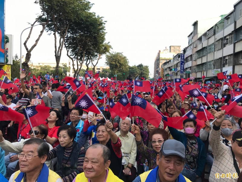 黃昭順封路舉辦競選總部成立大會，國旗海飄揚。（記者洪臣宏攝）