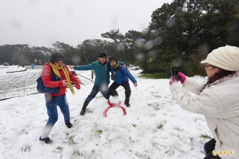 入冬首波大陸冷氣團今夜襲台，本週有機會見到今年初雪！中央氣象局預測，週四晚間到周五清晨，玉山、合歡山等3000公尺以上高山有機會降下瑞雪。（資料照，記者劉信德攝）