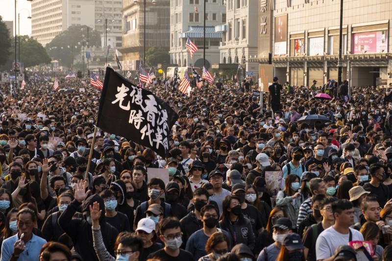 香港今日最後一場集會遊行「毋忘初心大遊行」遭警方以「突發情況」為由強制提前終止，並爆發警民衝突。（彭博）