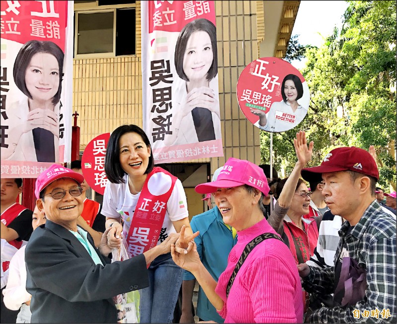 吳思瑤（左二）昨日成立競選總部，民眾到場支持。（記者蔡思培攝）