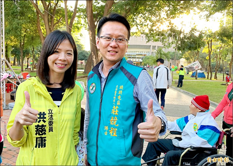 立委洪慈庸（左）與民進黨立委候選人莊競程約定一起進立法院，共同守護台灣的未來。（記者張菁雅攝）