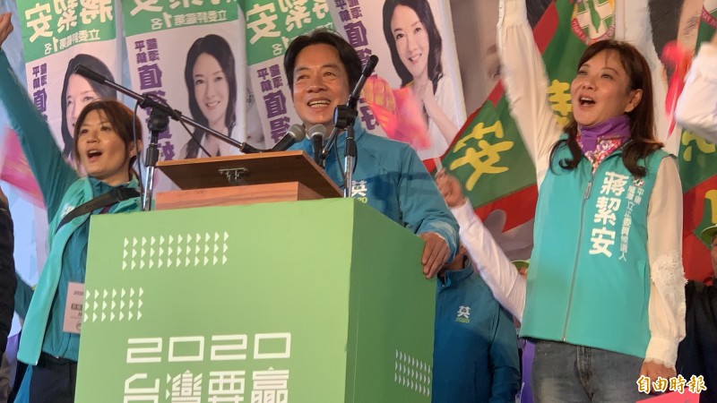 民進黨副總統候選人賴清德為立委候選人蔣絜安站台。（記者許倬勛攝）