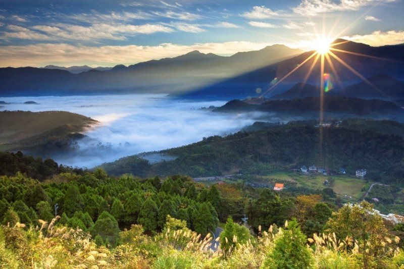 日月潭金龍山是近年中台灣迎曙光、賞雲海的新興景點。（日月潭國家風景區管理處提供）