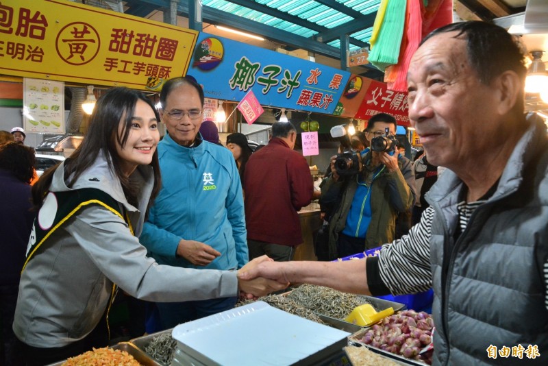 前行政院長游錫堃陪同民進黨新北市立委選舉第12選區立委候選人賴品妤（左）拜票，游、賴二人到汐止秀豐黃昏市場與汐止觀光夜市，受到攤商支持。（記者俞肇福攝）