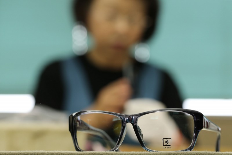 日本就業服務機構的員工表示，有些公司會要求接待員「不要戴眼鏡」，這是穿著要求的一部份。（彭博）