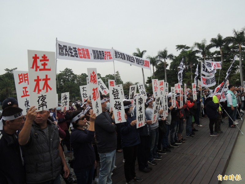 高雄各夜市數百攤商今齊聚高市議會陳情。（記者王榮祥攝）