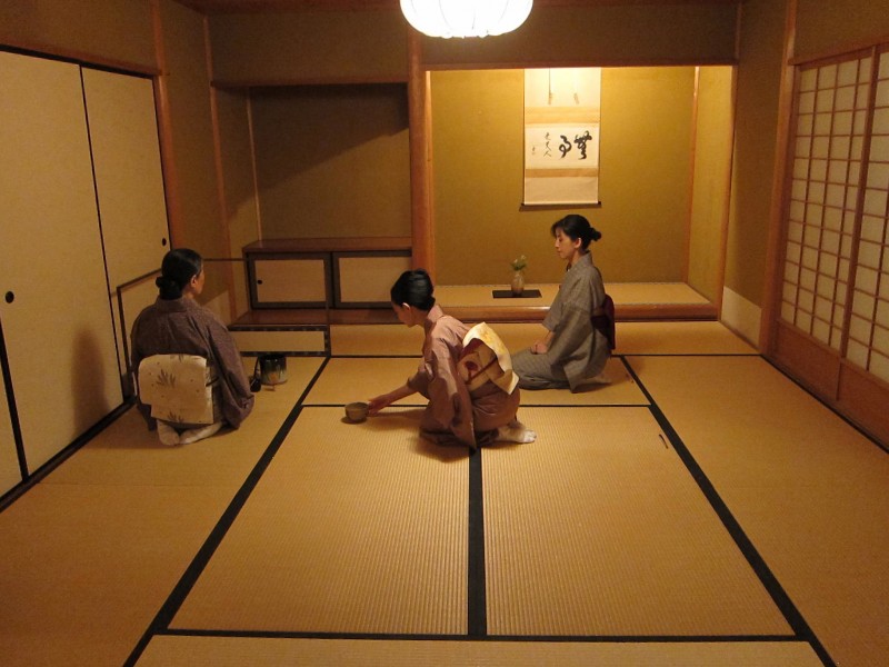 日本厚生勞動省近日開會討論體罰定義和相關準則及指南，其中，要求孩子長時間「正坐」，即日式跪坐，也被視為不當懲罰。「正坐」示意圖。（法新社）