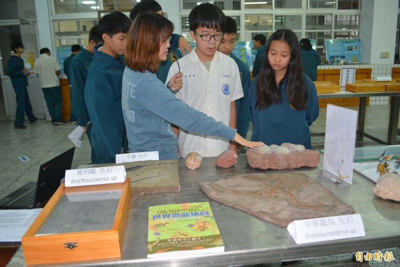 大里光榮國中今年歡度29週年校慶，在校內舉辦古生物模型及化石展，學生都很開心可以親手觸摸化石。（記者陳建志攝）