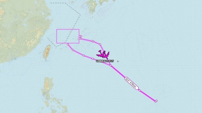 B-52H航跡有斷點，有人研判轟炸機可能沿著東海防空識別區與台北飛航情報區邊緣或重疊區飛行，甚至有人認為這次的飛行軌跡是為了實施攻擊航線操演。（圖擷自「Aircraft Spots」推特）