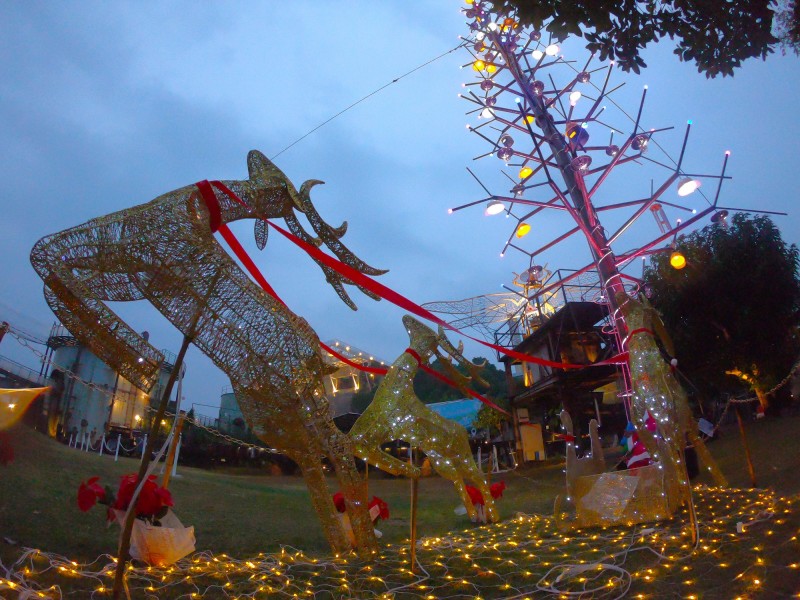 十鼓文創利用舊糖廠的工具，打造12米工業風耶誕樹，在夜晚點燈後，相當美麗。（圖由十鼓文創園區提供）