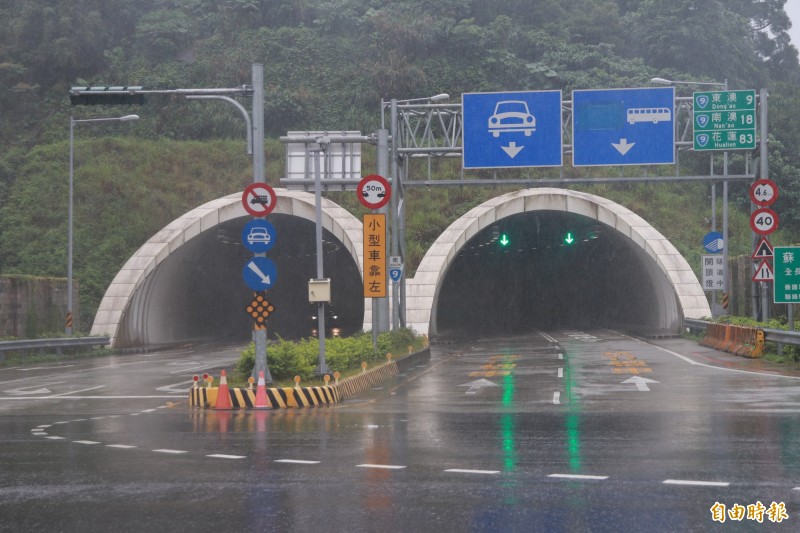 蘇花公路蘇澳到東澳段去年2月5日通車後，依序開放3.5噸以下小型車、大客車、3.5噸以上大貨車上路，已完成3階段通車期程，但開放機車通行仍遙遙無期。（記者林敬倫攝）