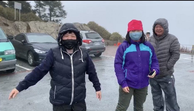 合歡山武嶺中午開始下冰霰，令追雪遊客超興奮。（民眾提供）