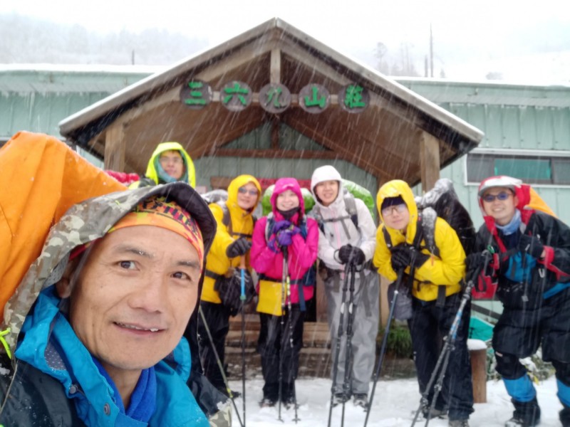 雪山冬雪紛飛，登山客驚呼連連。（讀者陳錫健）