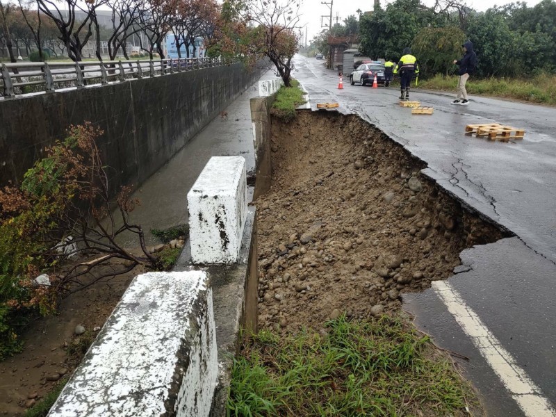 連續2天下雨，蘆竹區海港路、源福二街口路面出現坍塌情形。（警方提供）