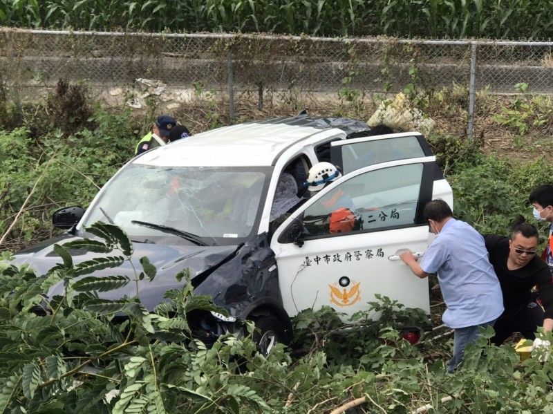 警車翻落國道邊坡，進行救援。（記者楊金城翻攝）