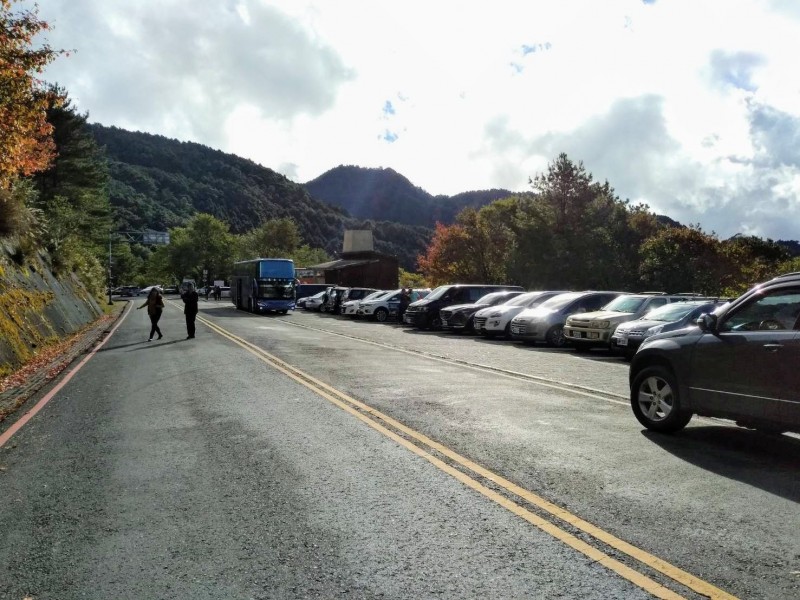 受東北季風影響，玉山國家公園出現降雪機會，塔塔加的停車場都被停滿，其中有不少人都是來追雪。（記者劉濱銓翻攝）