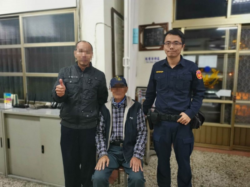 87歲李姓老翁的兒子（左）到豐城派出所感謝員警的幫忙，並將流浪多個小時的父親接回家。（草屯警分局提供）