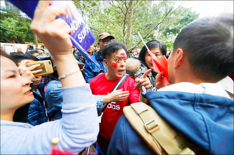上千名香港親中人士7日舉辦「愛國護港」集會，參加者持中國國旗力挺港府和北京，期間也有人朝記者包圍、叫囂、動手動腳。（美聯社）
