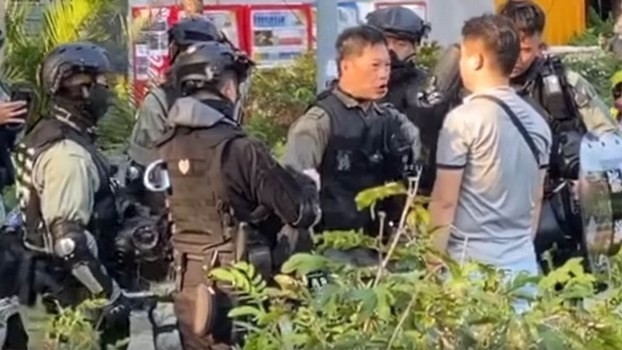 影片中可見，一名穿著香港鎮暴警察制服的警員用普通話怒罵穿灰色便衣的男子說「你不配做軍人」！（YouTube影片截圖）