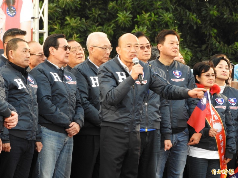 國民黨總統候選人韓國瑜今天下午在板橋第二體育場舉行新北市競選總部成立造勢活動，國民黨天王一字排開，展現大團結氣勢。（記者賴筱桐攝）