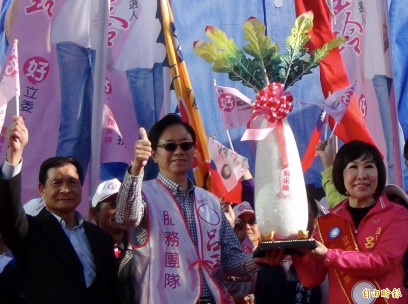 張善政（中）出席桃園市第五選區立委候選人呂玉玲平鎮競總成立大會，致贈好彩頭給呂王玲。（記者李容萍攝）