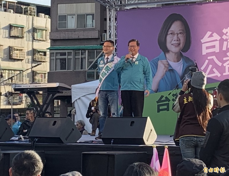 阮昭雄（左）今天成立競選總部，桃園市長鄭文燦（右）特地站台。（記者郭安家攝）