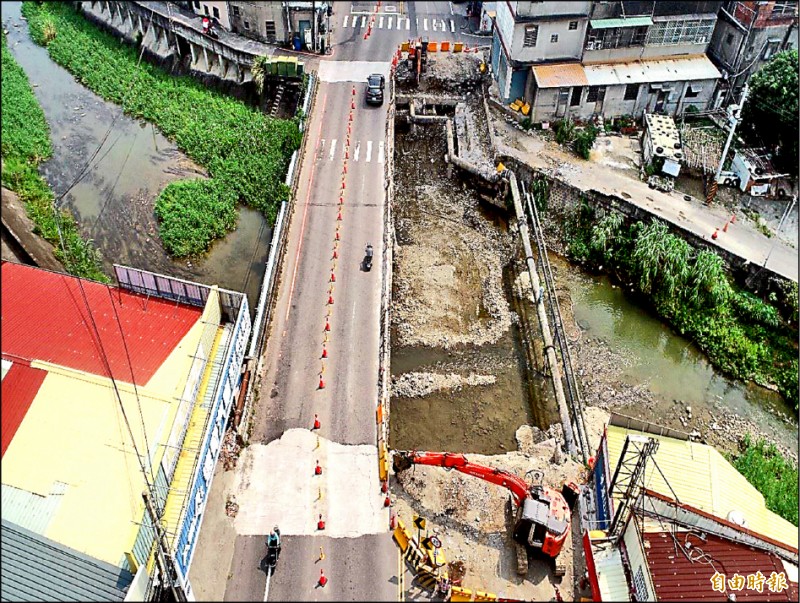 苗栗縣政府正進行頭份市土牛溪排水斗牛橋改建工程。 （記者鄭名翔攝）