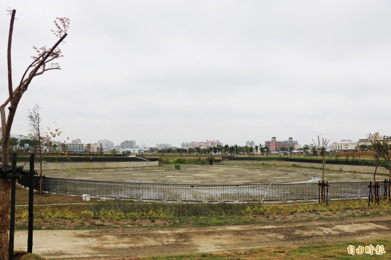 西灣里滯洪池擴建後，總滯洪量可達3萬多公噸，在雨季可減輕崑山抽水站負擔，多一個暫時放水的空間。（記者萬于甄攝）