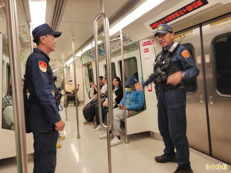 挺韓、罷韓同日PK，美麗島捷運站恐劍拔弩張，21日每班捷運進駐2警荷槍實彈，並由特警進駐守住捷運出入口。（記者黃良傑攝）