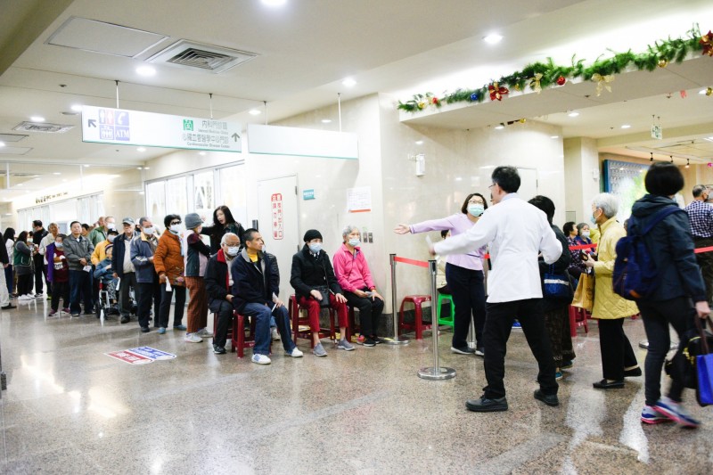 高市二階公費流感疫苗阿嬤早上6點半赴高醫搶頭香 生活 自由時報電子報