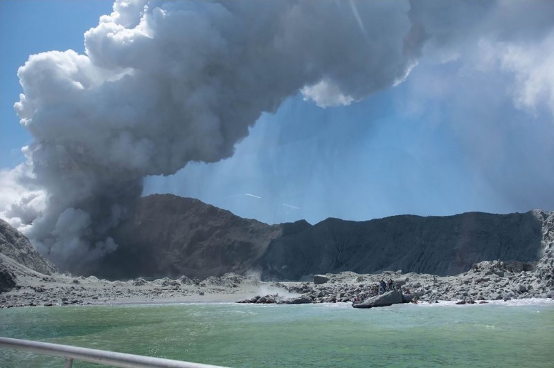 紐西蘭懷特島火山今（9日）爆發，目前已釀5死18傷，當局推估至少還有10人尚未被救出。（法新社）