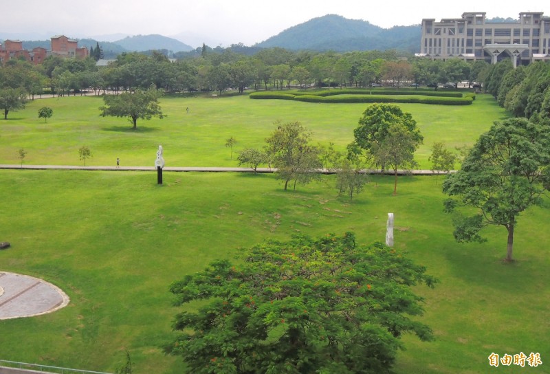 國立暨南國際大學佔地上百公頃，且綠美化有成，一片綠意盎然。（記者佟振國攝）