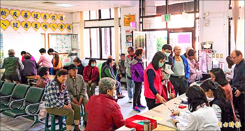 昨日是開放老人及幼兒接種公費流感疫苗的首日，南投市衛生所湧現施打人潮。（記者謝介裕攝）