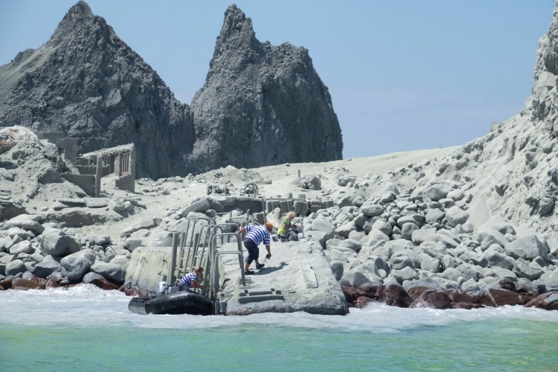 紐西蘭懷特島9日下午無預警發生火山噴發的災害,由於熔岩、火山灰與有毒氣體無法讓人員登島搜索救援。(歐新社) 紐西蘭懷特島9日下午無預警發生火山噴發的災害,由於熔岩、火山灰與有毒氣體無法讓人員登島搜索救援。(歐新社)