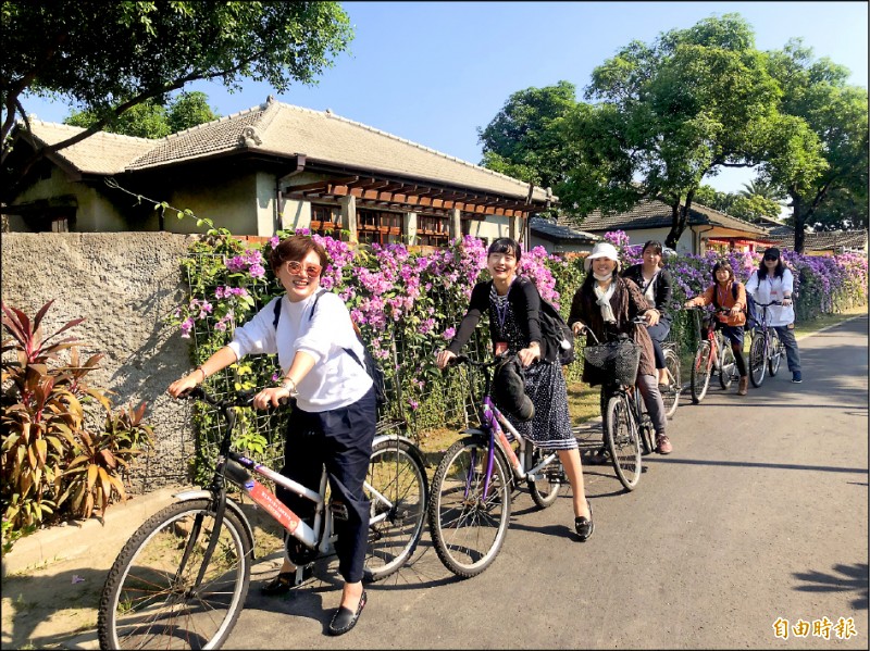 屏東大學姊妹校日本大阪教育大學藝術類科教師們帶領學生訪台，騎單車走訪眷村日式建築群，直說好親切。（記者羅欣貞攝）