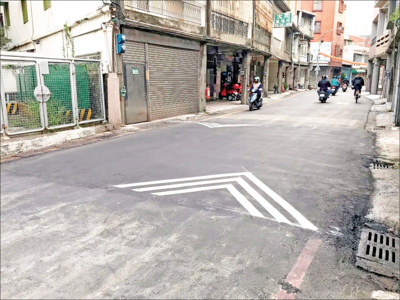 交通局在大同路的南山街至大同路二○○巷試做「實體減速台」，盼讓平台起伏的感覺提醒駕駛注意並降低車速。（市府交通局提供）