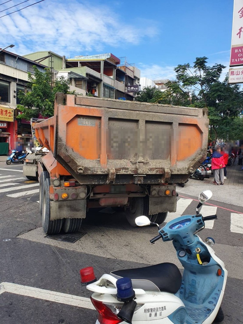 聯結車轉彎未讓直行機車，撞上9旬老翁。（記者陳文嬋翻攝）