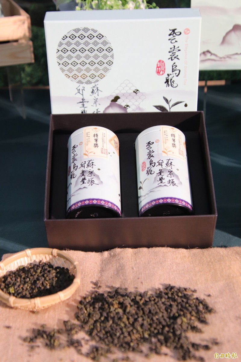 新竹縣首屆「雲裳烏龍」特等茶，出自泰崗製茶（股）公司。（記者黃美珠攝）