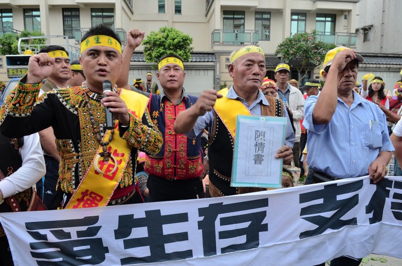 原住民族林地補償行動聯盟總指揮、三地門鄉長Cemelesai（左1）曾率領族人為林地補償上街抗議。（記者邱芷柔攝）